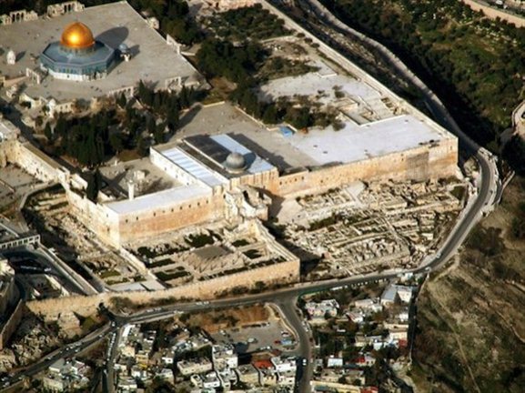 http://www.waynestiles.com/wp-content/gallery/southern-steps/southern-temple-mount-excavations-aerial-from-sw-tb-q010703.jpg