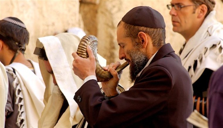 an blowing shofar during Elul at Western Wall tb083104455 Rosh Hashanah— It’s Time to Start Over