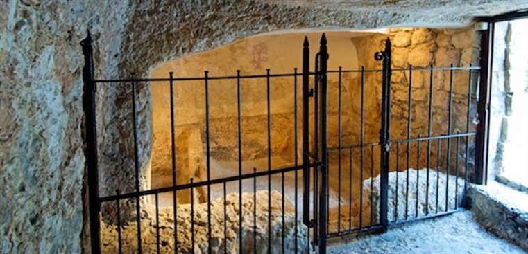 arden Tomb interior tb010910352 The Garden Tomb—Contemplating the Resurrection of Jesus